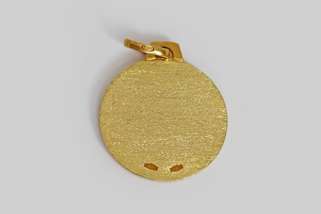 Poor Mouchette | Curated Antique Jewelry, Vintage Jewelry & Engagement Rings | Portland, Oregon | A very cool vintage medal, modeled in 18k yellow gold, by the Italian maker UnoAerre. This pendant medal features a highly-unusual, beautifully-carved motif of a boxing ring, at the center of which we find the crossed arms of two boxers, wearing boxing gloves, ready to begin their bout.